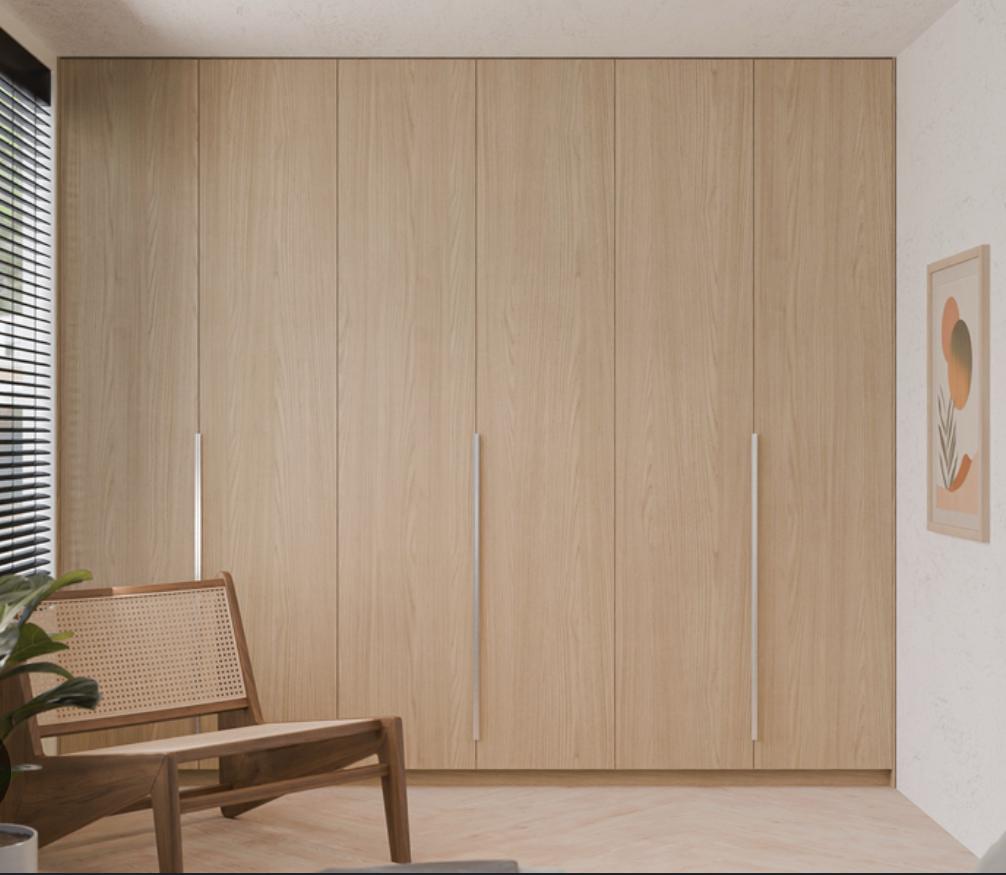 Op maat gemaakte inbouwkasten in licht hout met strakke afwerking en moderne handgrepen