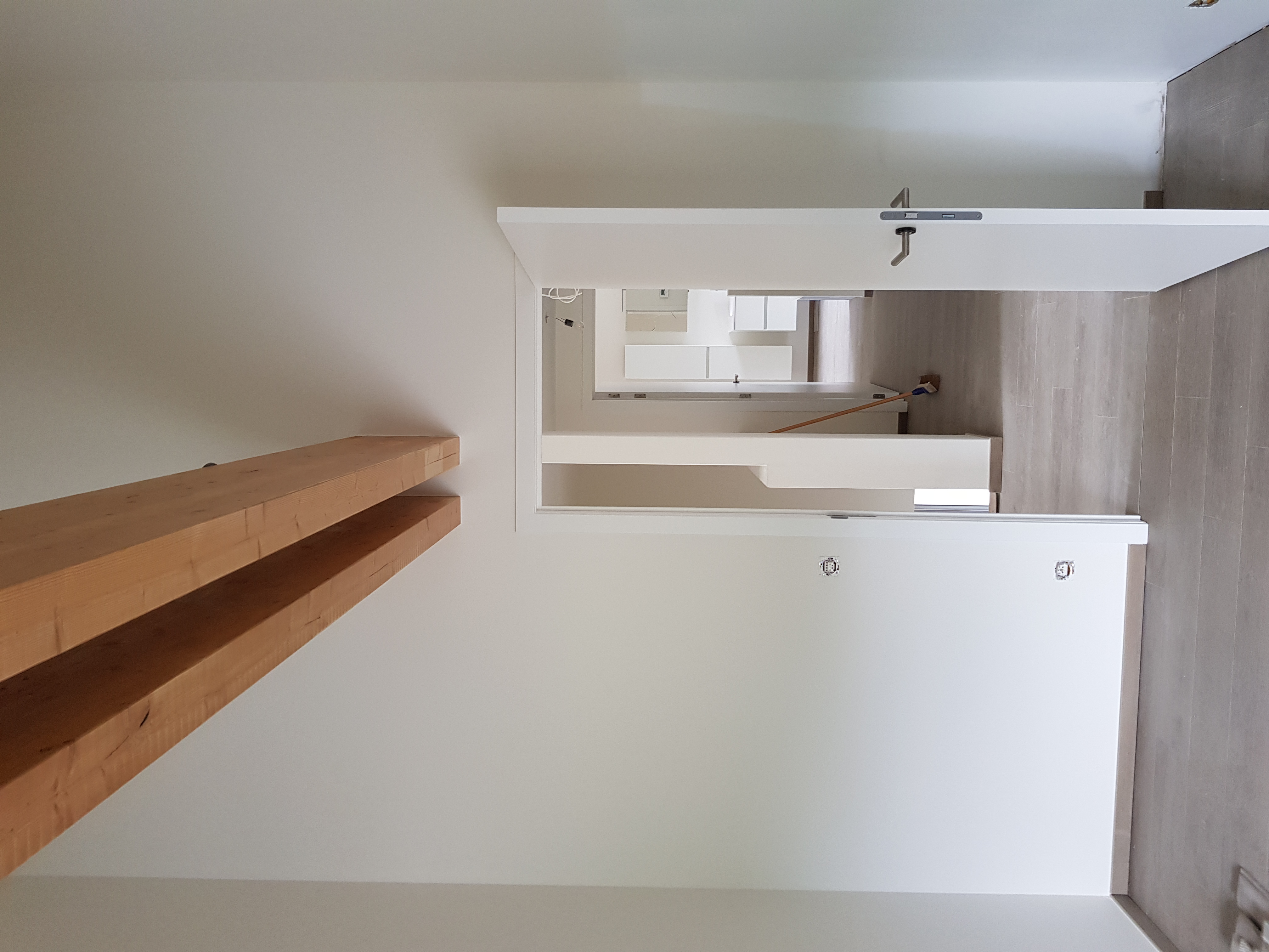 Professioneel afgewerkte gyprocwanden met strakke afwerking en geïntegreerde elektriciteit, gecombineerd met houten balken