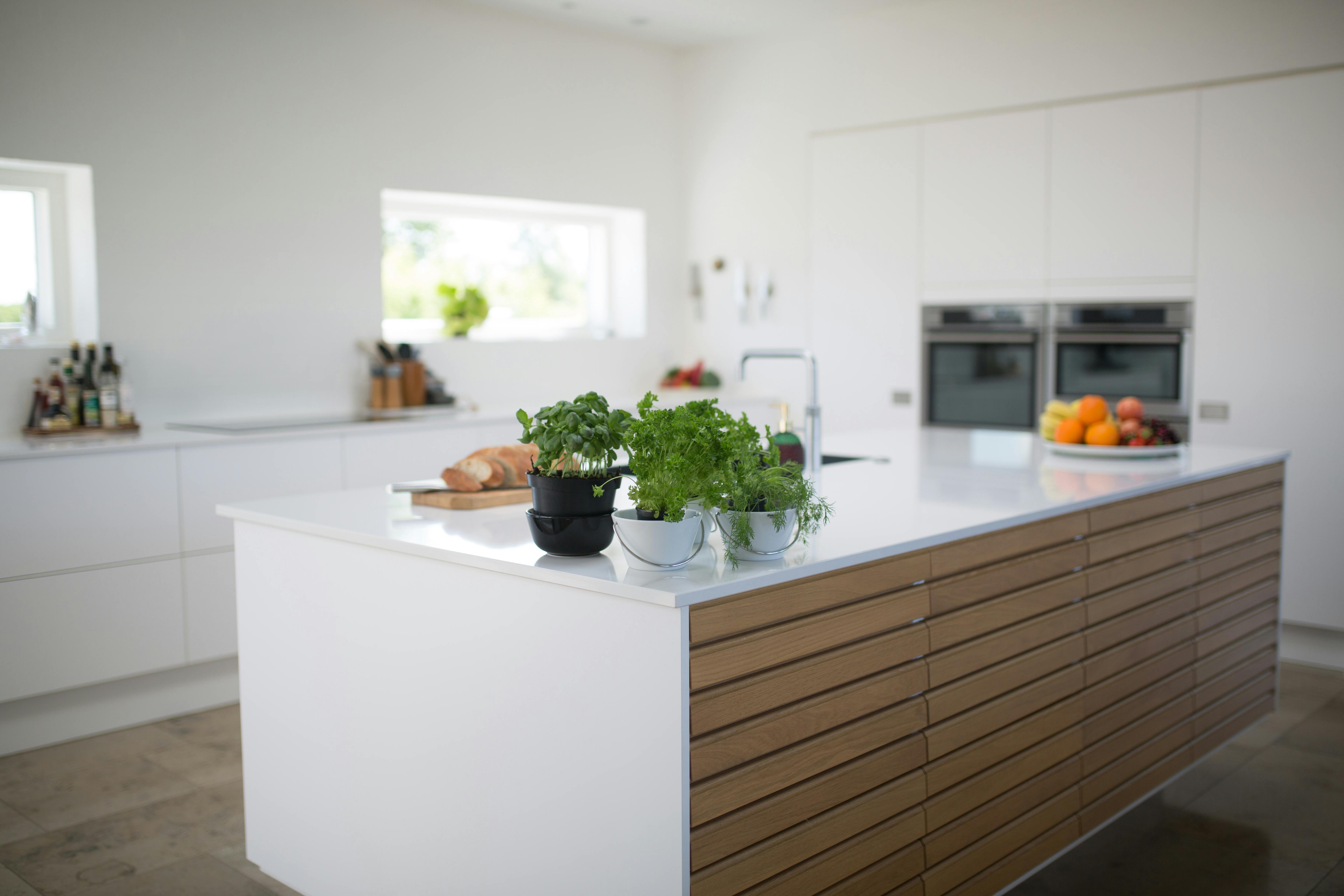 Moderne keuken met elegant houten kookeiland en witte bovenkastjes in minimalistische stijl