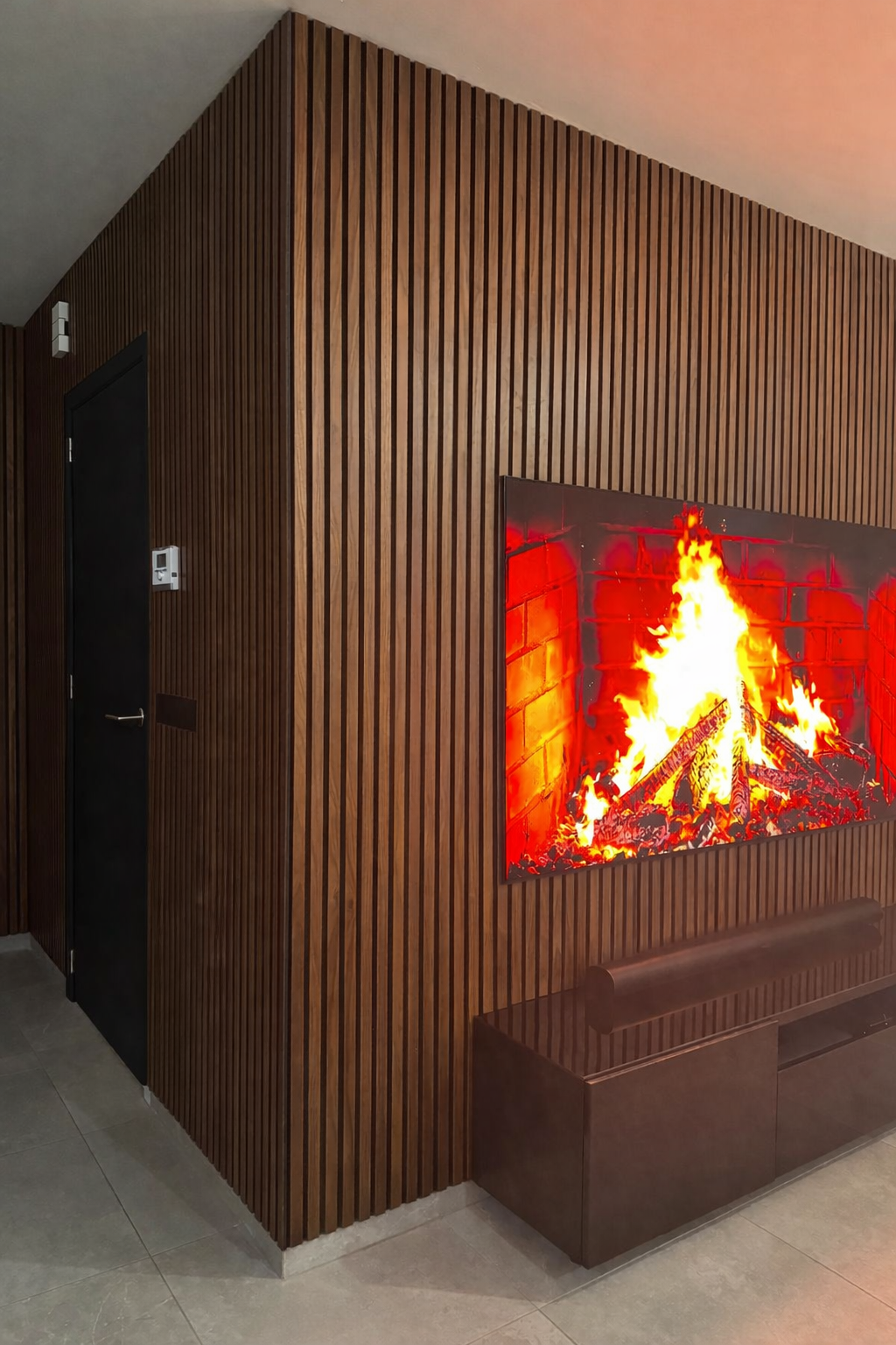 Detail verticale houten latjes integratie met TV