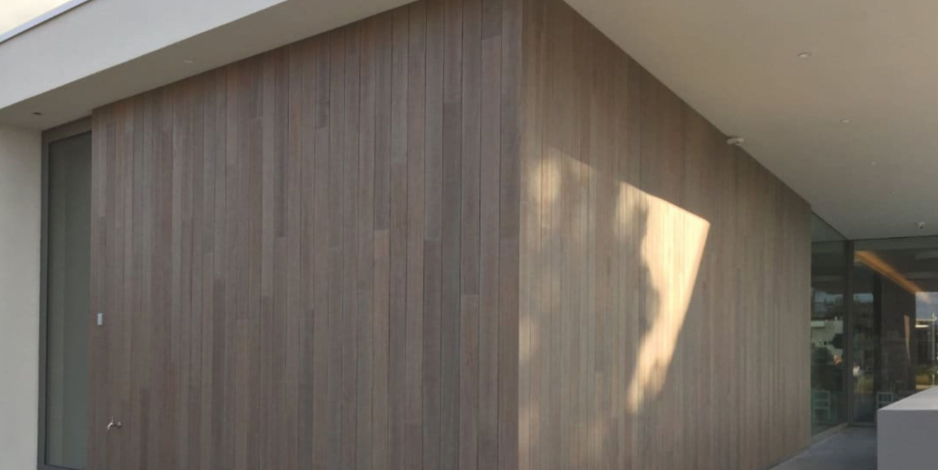 Moderne gevelbekleding met verticale houten planken in natuurlijke tinten
